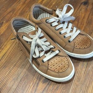 Women’s Taos sneakers size 6 - used